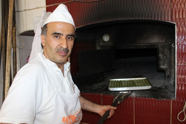300 derecelik fırının karşısında çalışarak oruç tutuyorlar