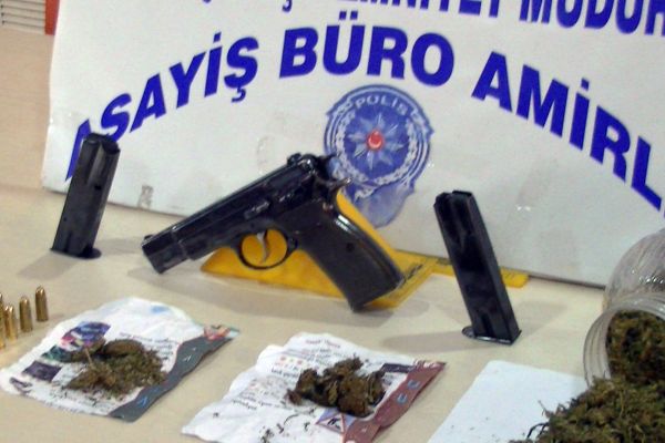 3 kilo esrar, tabanca ve mermiler ele geçirildi