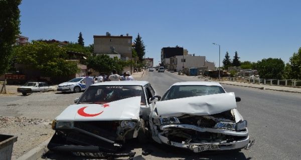 3 otomobil birbirine girdi