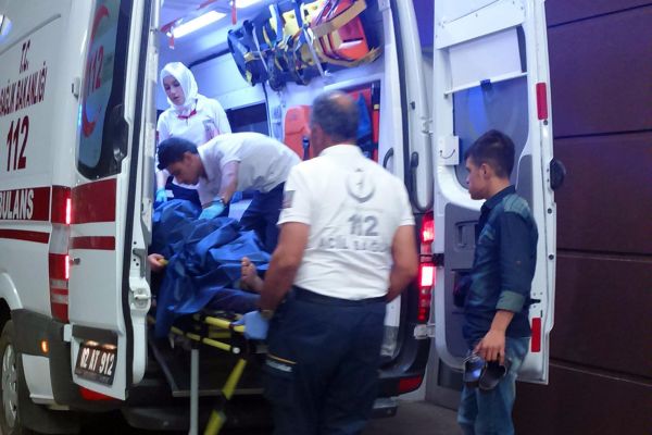47 Yaşındaki Kadın Karnına Bıçak Sapladı