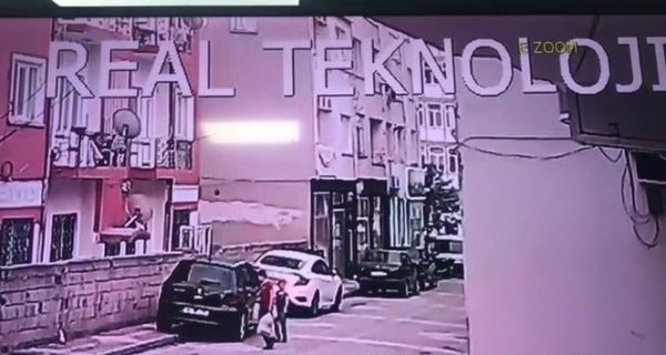 4’üncü kattan otomobilin üzerine düştü