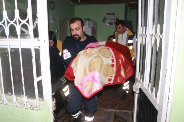 5 kişilik aile sobadan sızan gazdan etkilendi