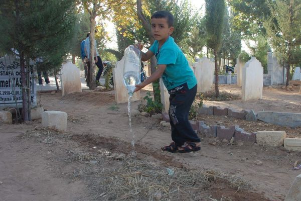 6 Yaşındaki Çocuk Mezarlık Sulayarak Para Kazanıyor