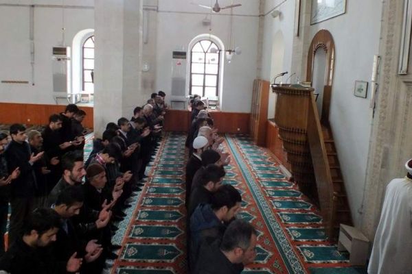 ABD’DE ÖLDÜRÜLEN MÜSLÜMANLAR İÇİN GIYABİ CENAZE NAMAZI KILINDI
