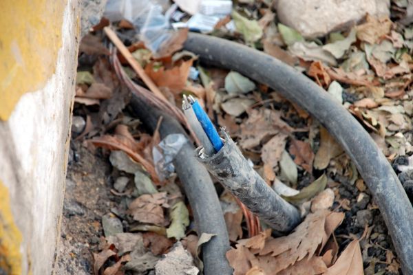 Açık Elektrik Kabloları Tehlike Saçıyor