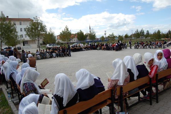 AÇIK HAVADA ÖĞRENCİ VE VELİLERİN OKUMA KEYFİ