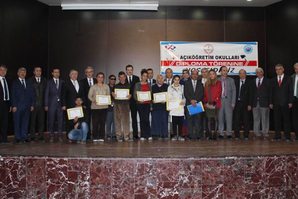 Açık Öğretim Öğrencileri Diplomalarını Aldı