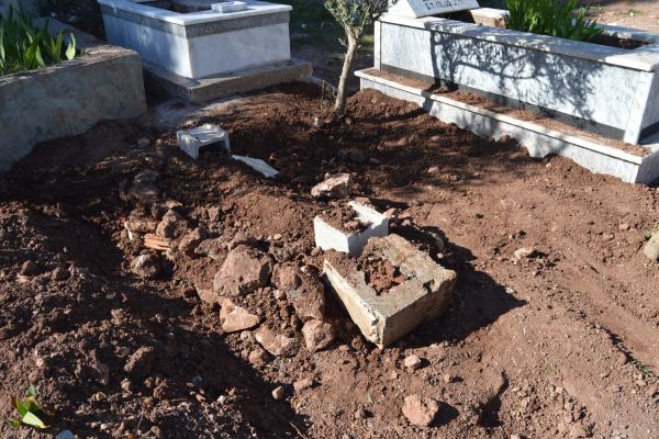 Acılı aile bebeklerini mezarında bulamadı