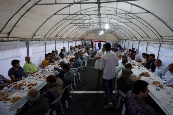 Adıyaman Belediyesi’nden Hastane Önünde 350 Kişilik İftar Çadırı