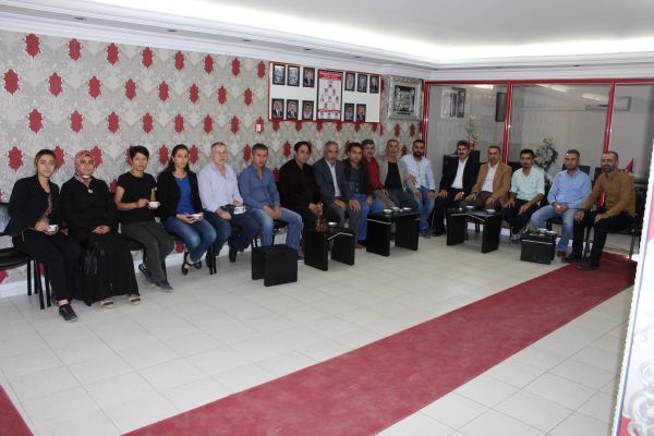 Adıyaman Berberler ve Kuaförler Oda Başkanlığında aşure dağıtımı