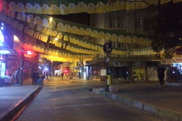 Adıyaman caddeleri sarı yeşilli bayraklarla donatıldı