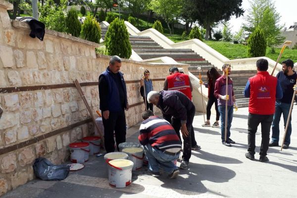 Adıyaman Kalesi duvarlarına yazılan kötü yazılar siliniyor