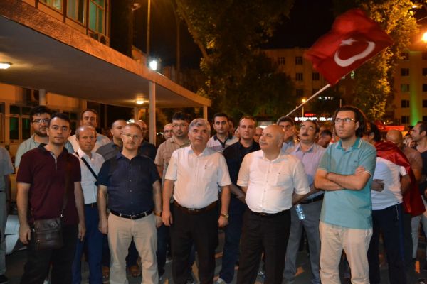 Adıyaman Üniversitesi çalışanlarından demokrasi nöbetinde