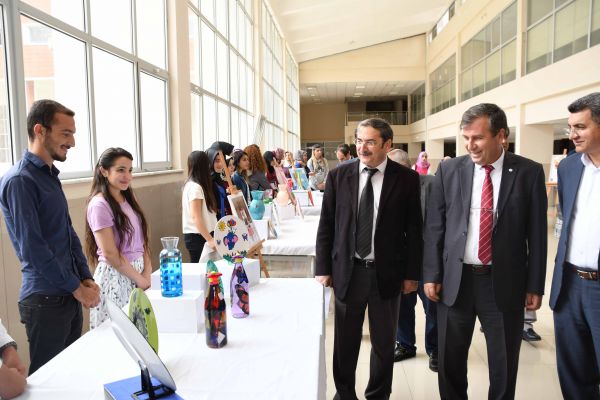 Adıyaman Üniversitesinde kolaj ve seramik sergisi