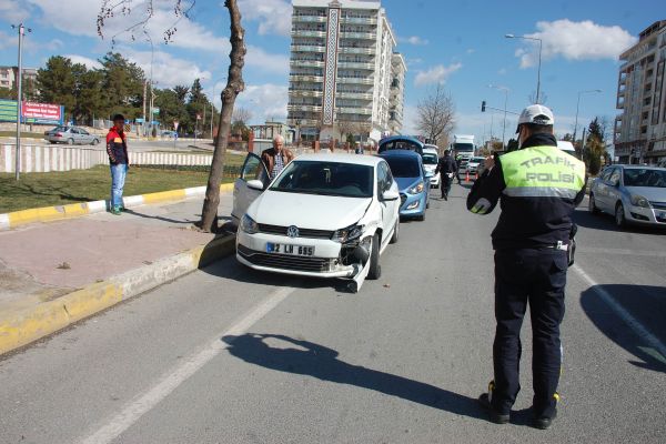 Adıyaman’da 2 Otomobil Çarpıştı