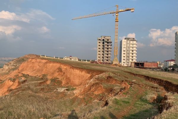 Adıyaman’da 43 dairelik bina tahliye ediliyor