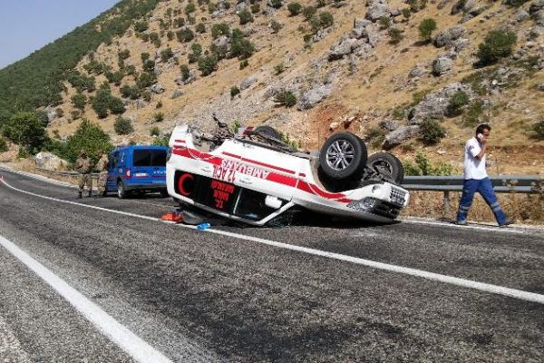 Adıyaman'da, Ambulans İle Otomobil Çarpıştı; 3 Yaralı