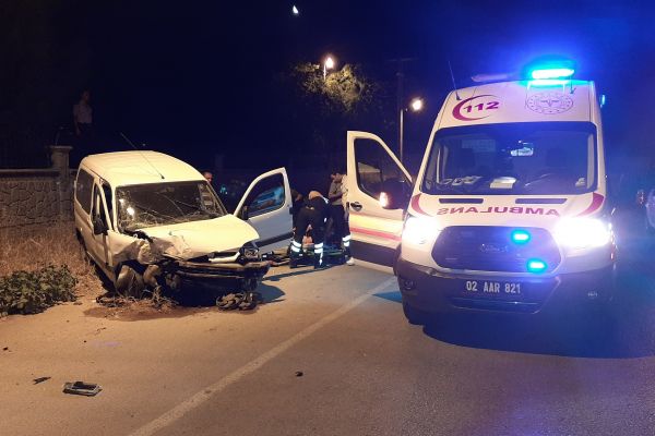 Adıyaman'da araç cami duvarına çarptı: 1 yaralı