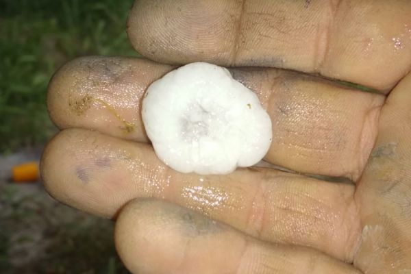Adıyaman'da badem büyüklüğünde dolu yağışı