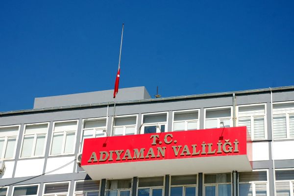 Adıyaman’da, Bayraklar Yarıya İndirildi