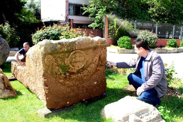 Adıyaman'da boğa başlı bin 700 yıllık lahit bulundu