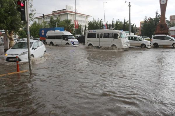 Adıyaman’da cadde ve sokaklar göle döndü