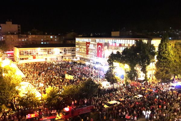 Adıyaman’da darbe nöbetinde on binler meydanlarda 