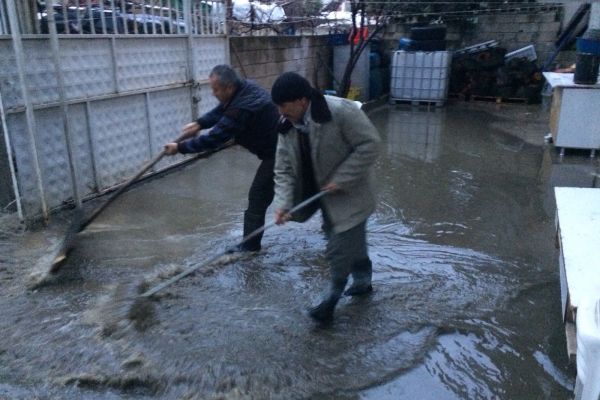 Adıyaman’da evleri yağmur suyu bastı