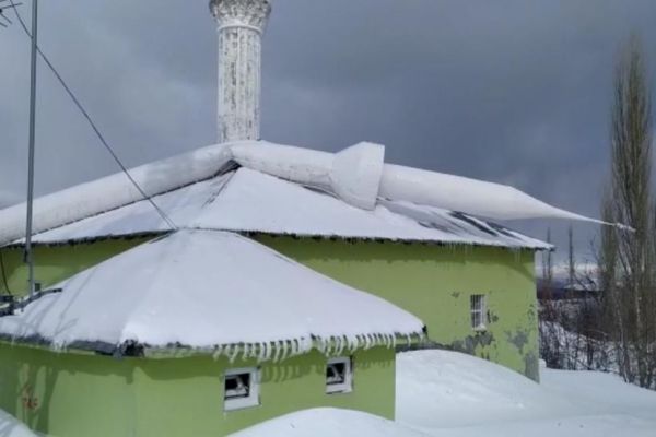 Adıyaman’da fırtına minareyi devirdi