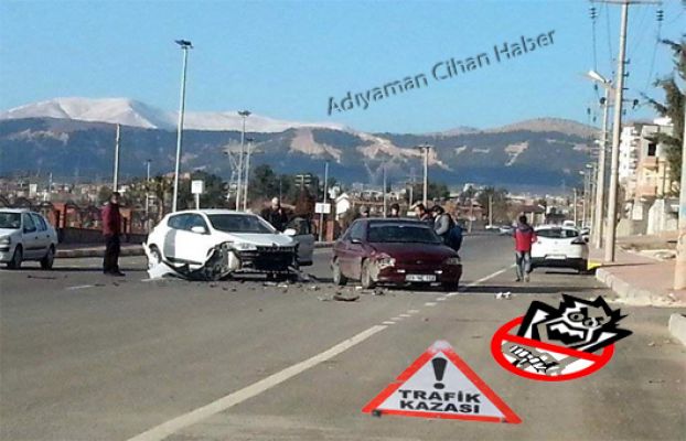 Adıyaman'da İki Otomobil Çarpıştı