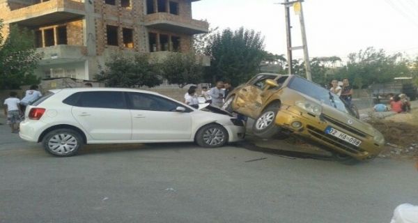 Adıyaman’da iki otomobil çarpıştı