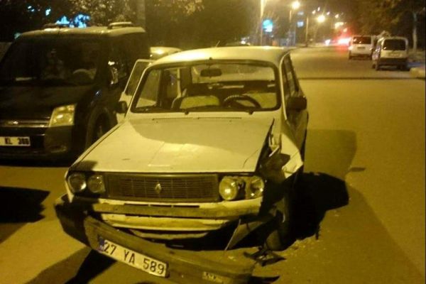 Adıyaman’da iki otomobil çarpıştı