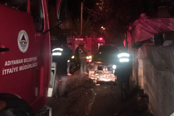 Adıyaman’da iki otomobil yandı