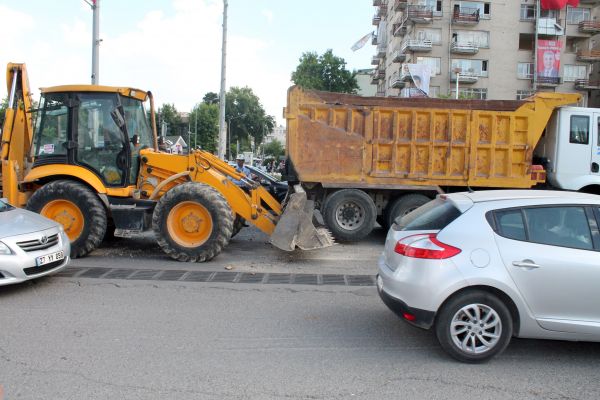 ADIYAMAN'DA İŞ MAKİNELERİ ÇARPIŞTI