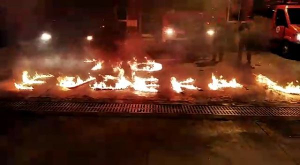 Adıyaman’da itfaiye ekipleri ateşle ‘evde kal’ yazdı