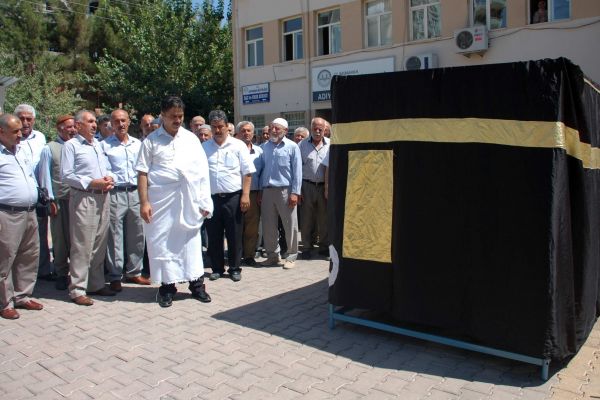 Adıyaman’da, Kabe Maketi Etrafında Temsili Tavaf