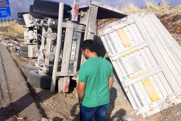 Adıyaman'da Kamyon Devrildi: 1 Yaralı