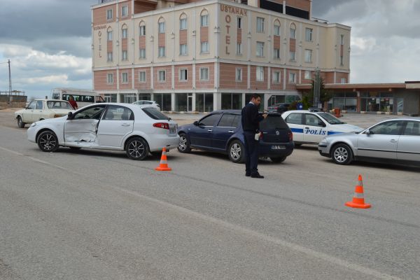 ADIYAMAN'DA OTOMOBİL MİNİBÜSE ÇARPTI: 1 YARALI