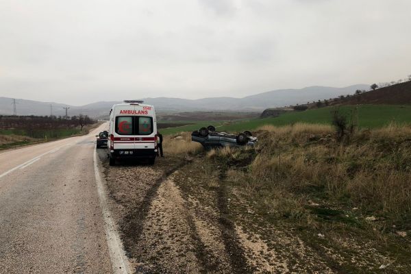 Adıyaman'da, otomobil takla attı: 2 yaralı