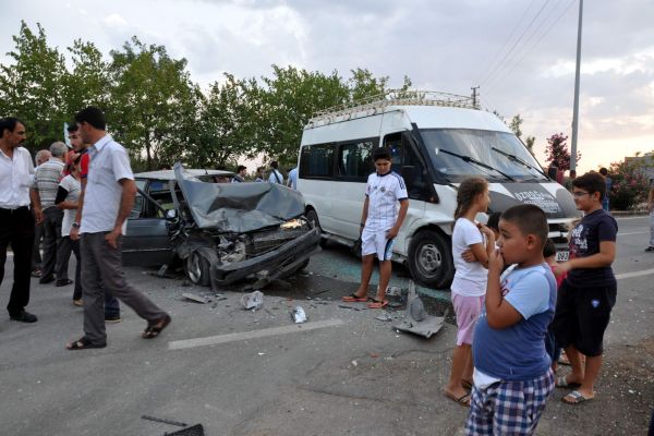 Adıyaman'da Otomobille Minibüs Çarpıştı: 2 Yaralı