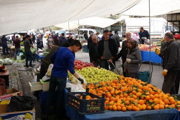 Adıyaman’da pazarlarda insan yoğunluğu