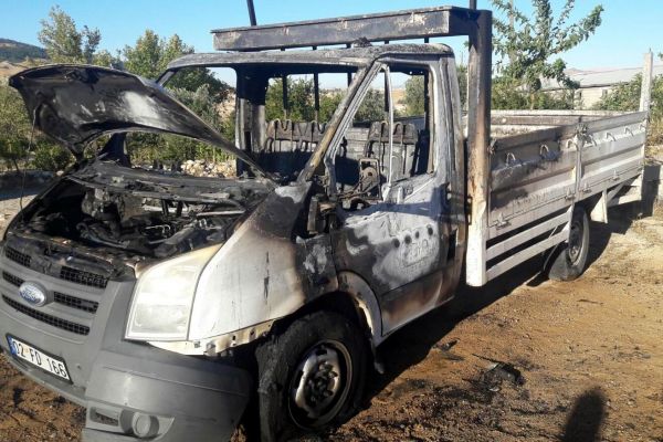 Adıyaman’da seyir halindeki kamyonet yandı