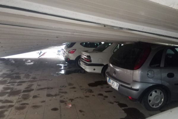 Adıyaman’da şiddetli fırtına çatıları uçurdu