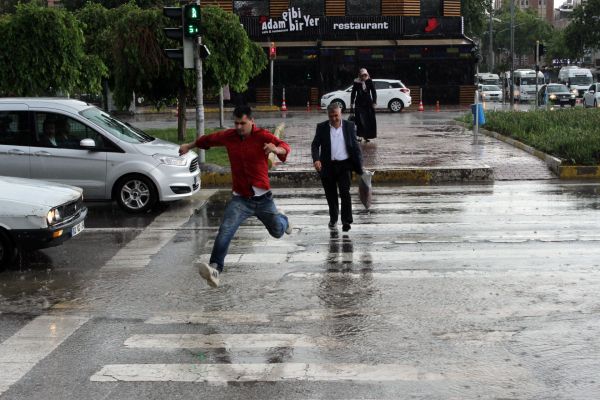 Adıyaman’da şiddetli yağmur ve dolu hayatı olumsuz etkiledi