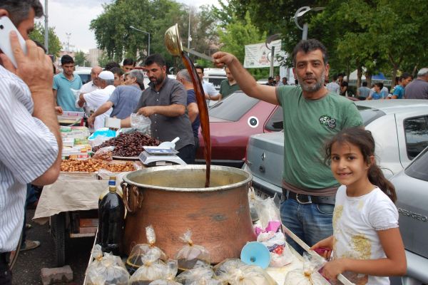 Adıyaman'da Sofraların Vazgeçilmezi Meyan Kökü Şerbetine Yoğun Rağbet