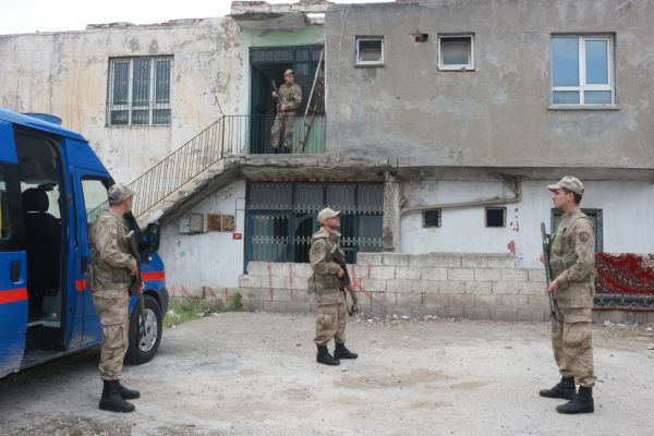 Silah ve tarihi eserler jandarma tarafından ele geçirildi