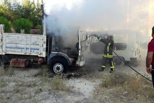 Adıyaman’da terkedilmiş kamyonet yandı