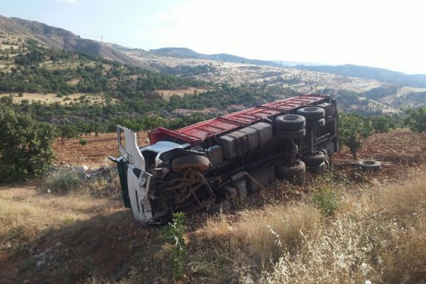 Adıyaman'da tır devrildi: 1 yaralı