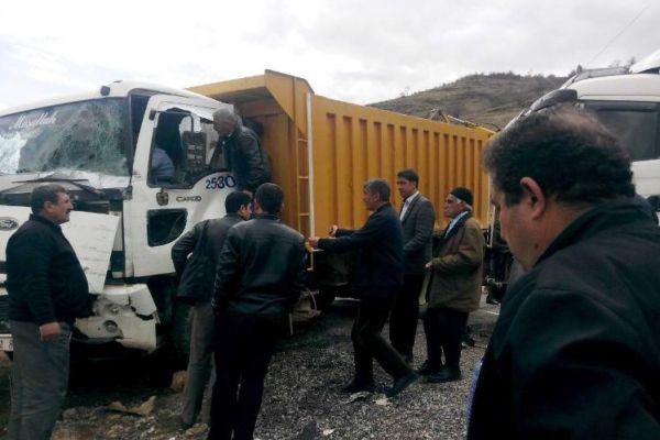 Adıyaman'da, Tır ile Kamyon Çarpıştı: 4 Yaralı