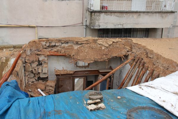 Adıyaman’da toprak ev yağmurdan çöktü